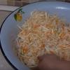 Napakasarap na pinaasim na repolyo: isang klasikong recipe at mga recipe para sa kung paano sauerkraut para sa taglamig