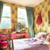 Color combination in the interior: curtains and wallpaper