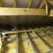 Какъв е най-добрият начин да изолирате тавана в частна къща?