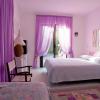 Neobvyklá ložnice: lila fantasy pro pokoj na spaní